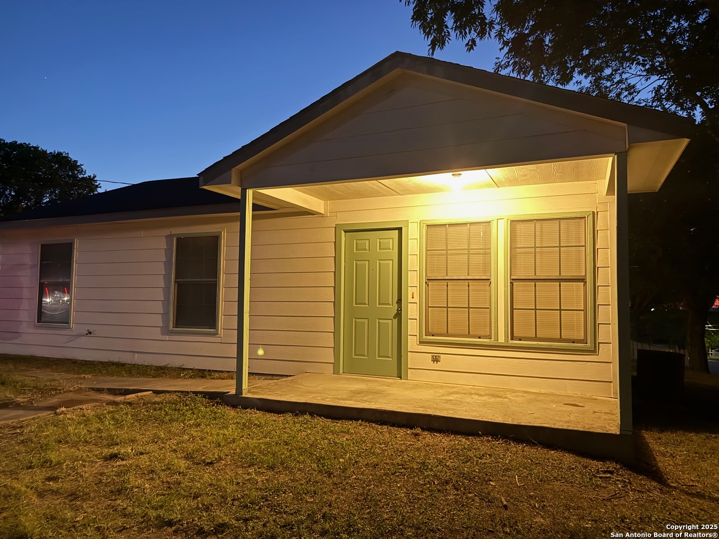 902 Saint Mary Kenedy TX 78119