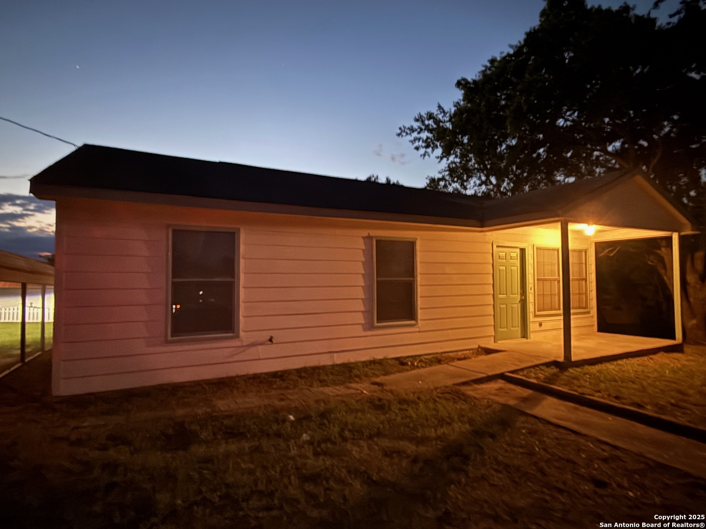 902 Saint Mary Kenedy TX 78119