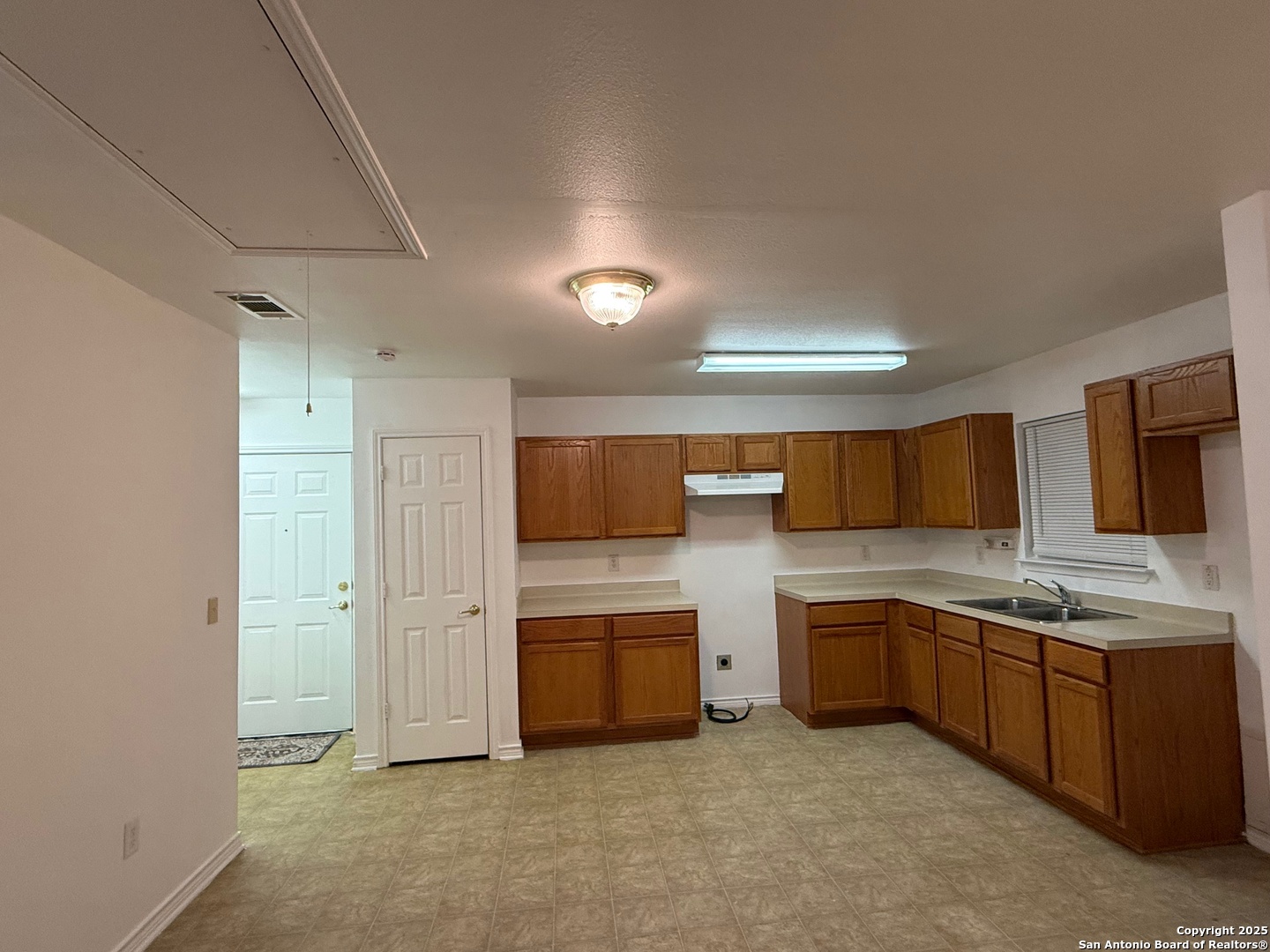 902 Saint Mary Kenedy TX 78119