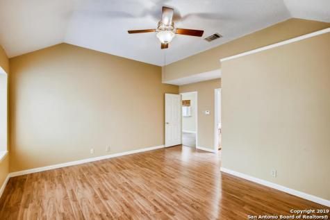 8826 Lost Woods San Antonio TX 78240