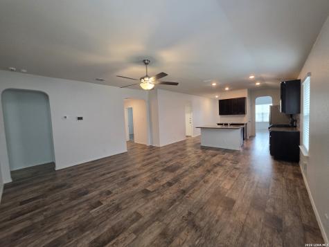 8107 Falcon Meadow Converse TX 78109