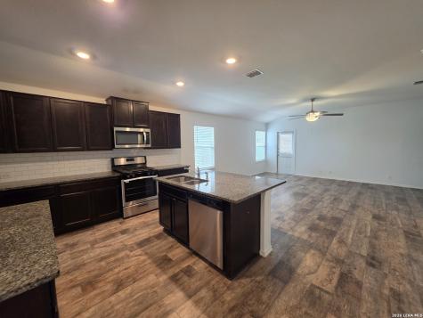 8107 Falcon Meadow Converse TX 78109