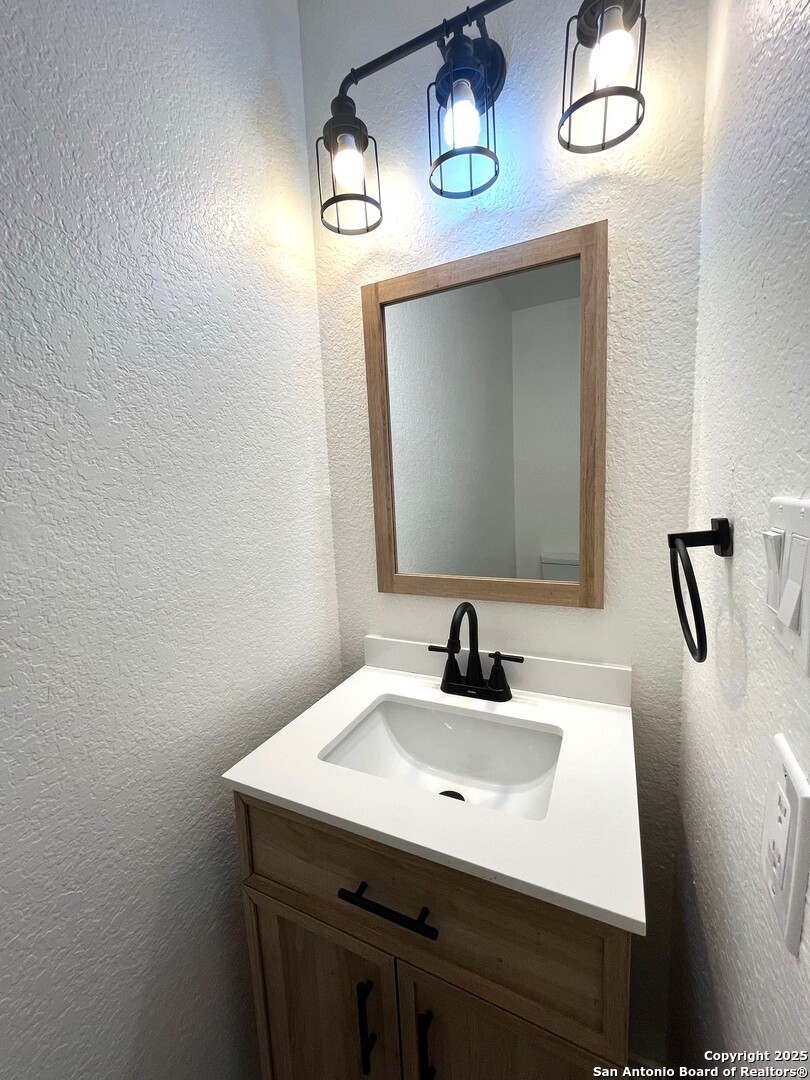 1611 Sunbend Falls San Antonio TX 78224