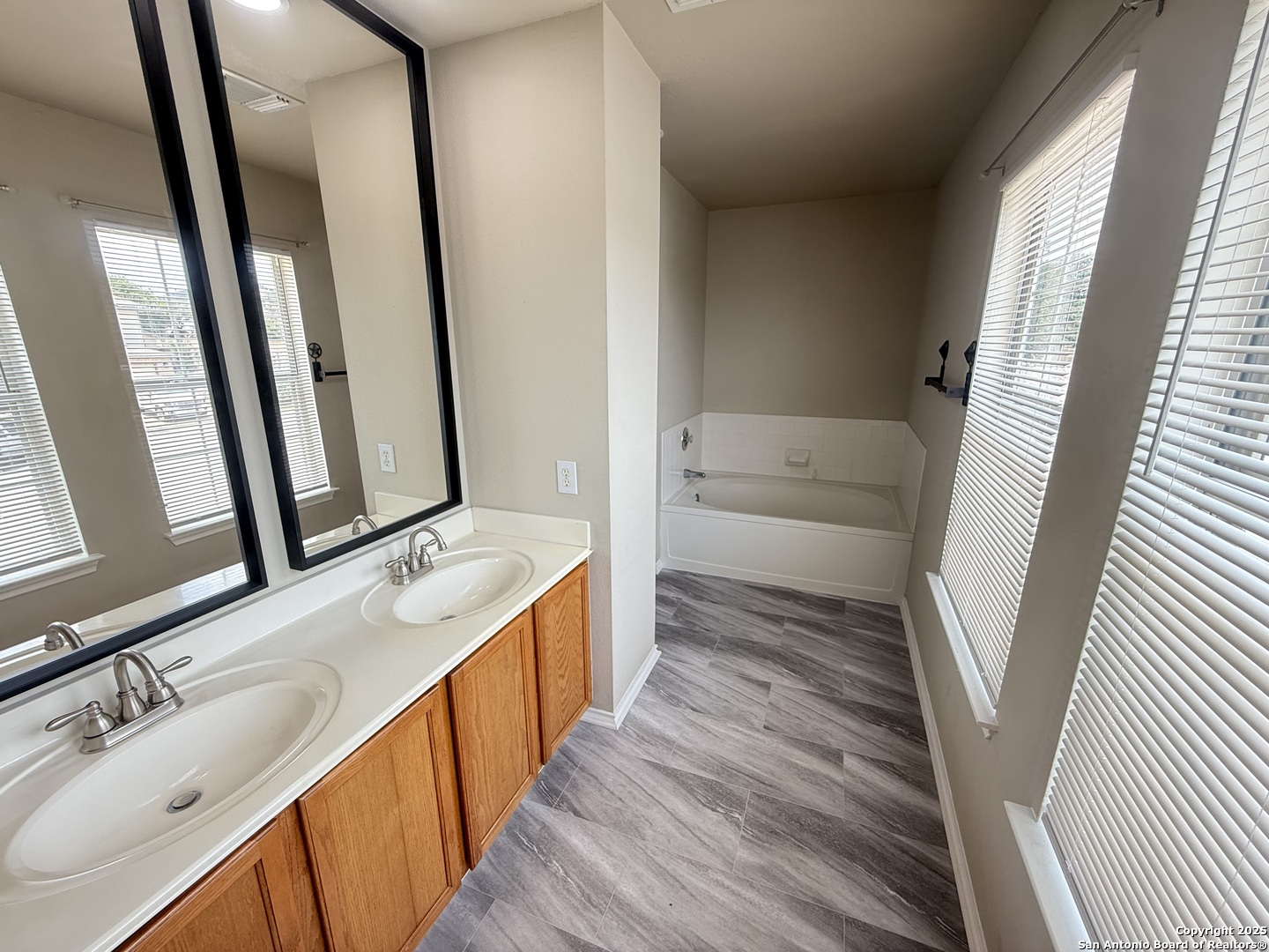 511 Shannon Rose San Antonio TX 78260