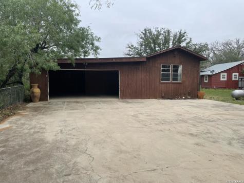 2275 N Highway 16 Jourdanton TX 78026
