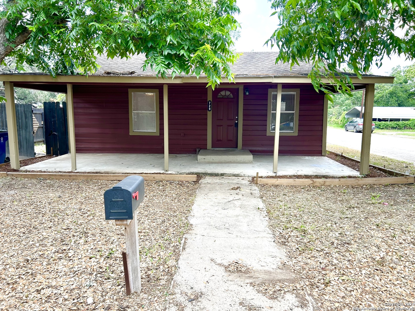 729 Burmeister Street Pleasanton TX 78064