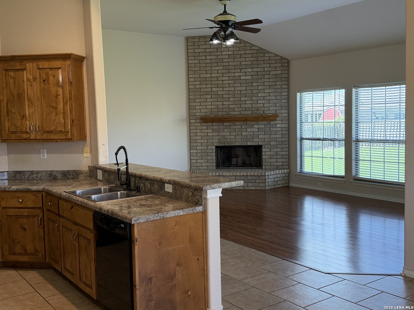 100 Crestway Floresville TX 78114
