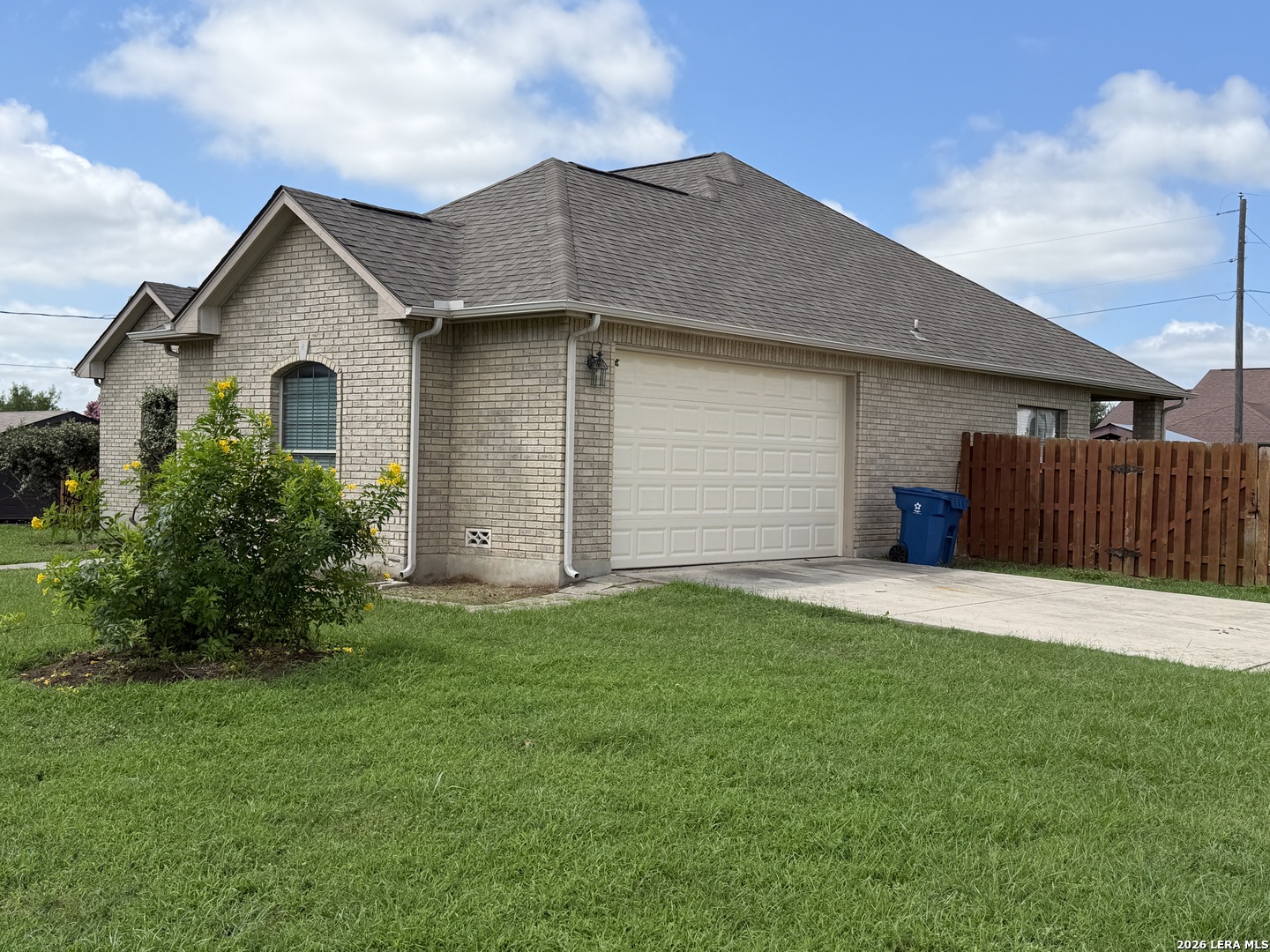100 Crestway Floresville TX 78114