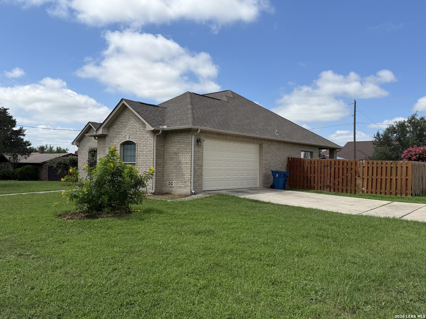 100 Crestway Floresville TX 78114