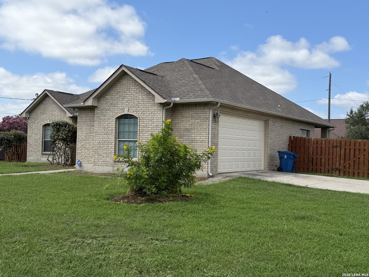 100 Crestway Floresville TX 78114