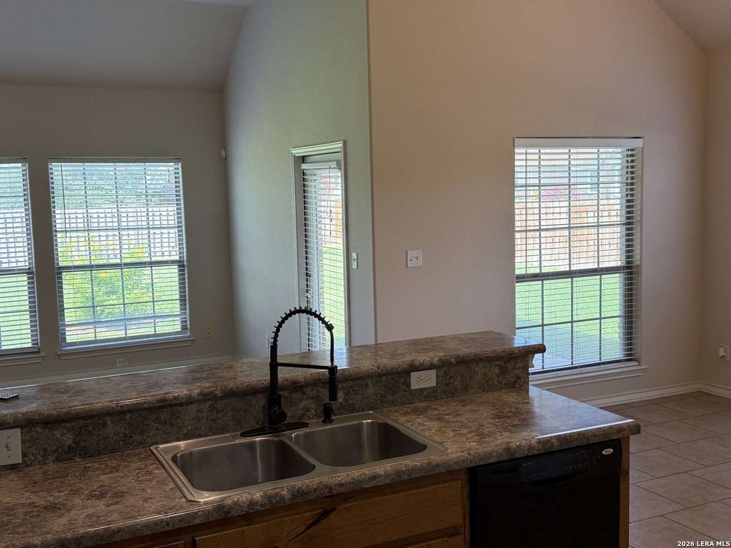 100 Crestway Floresville TX 78114