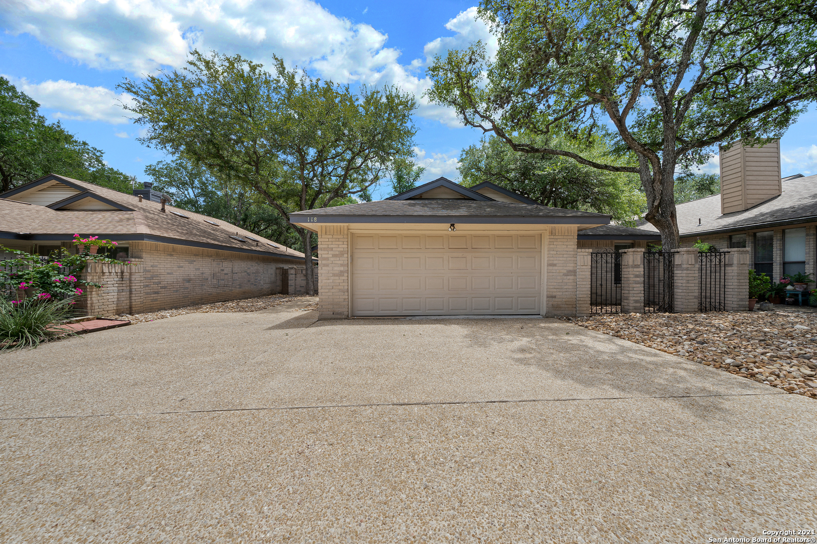 118 Golden Way Universal City TX 78148
