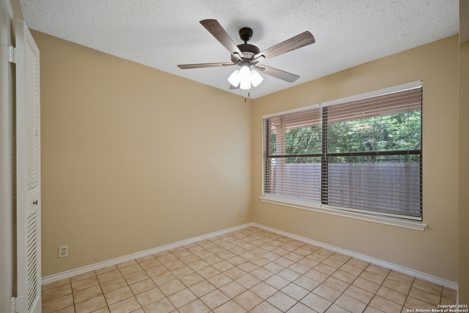 118 Golden Way Universal City TX 78148