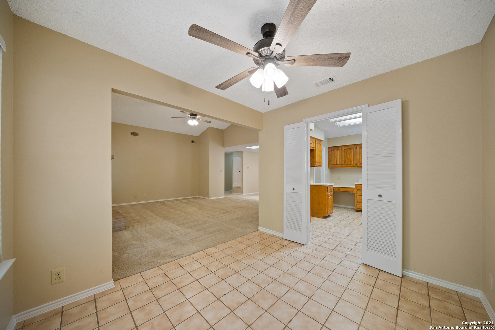 118 Golden Way Universal City TX 78148