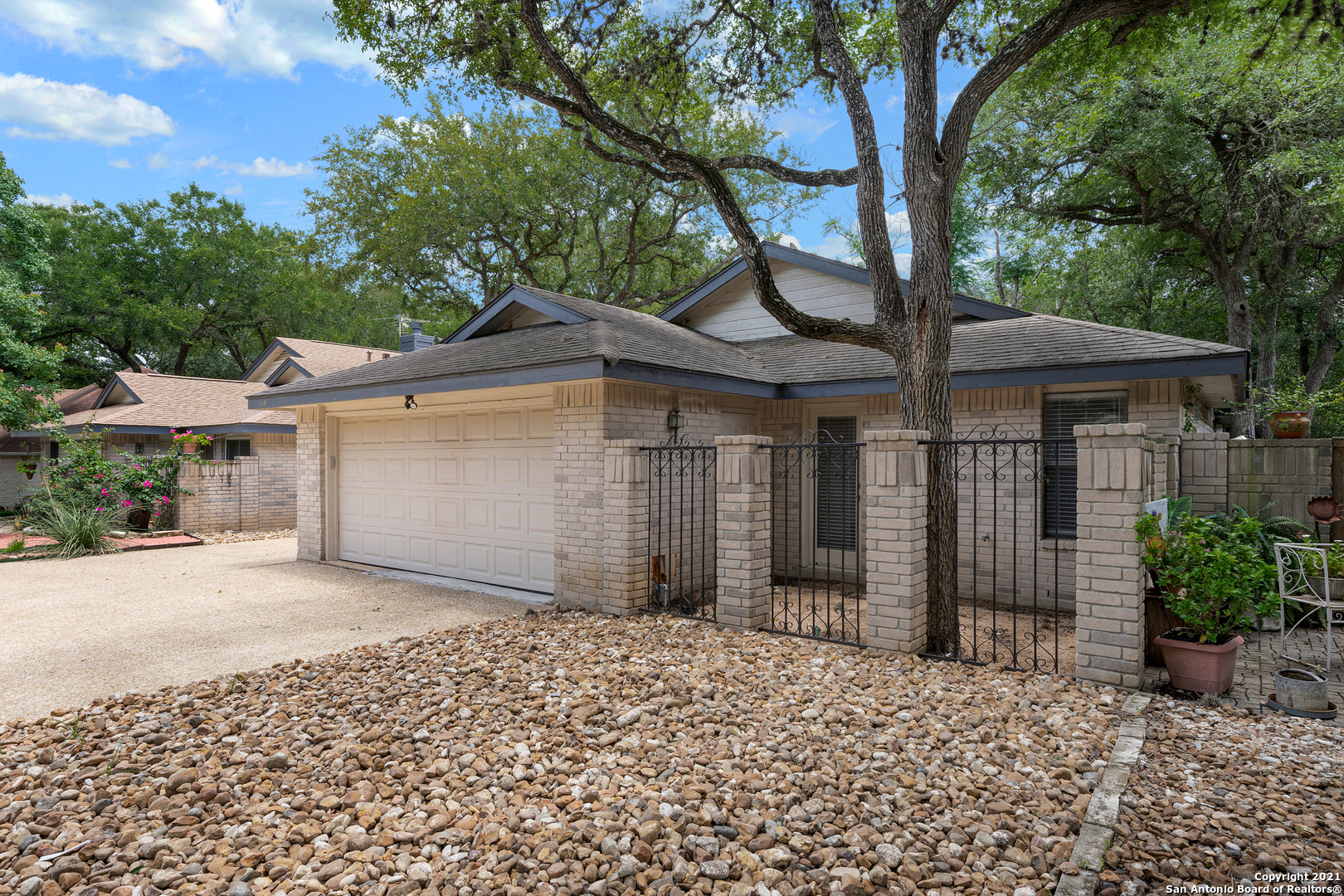 118 Golden Way Universal City TX 78148