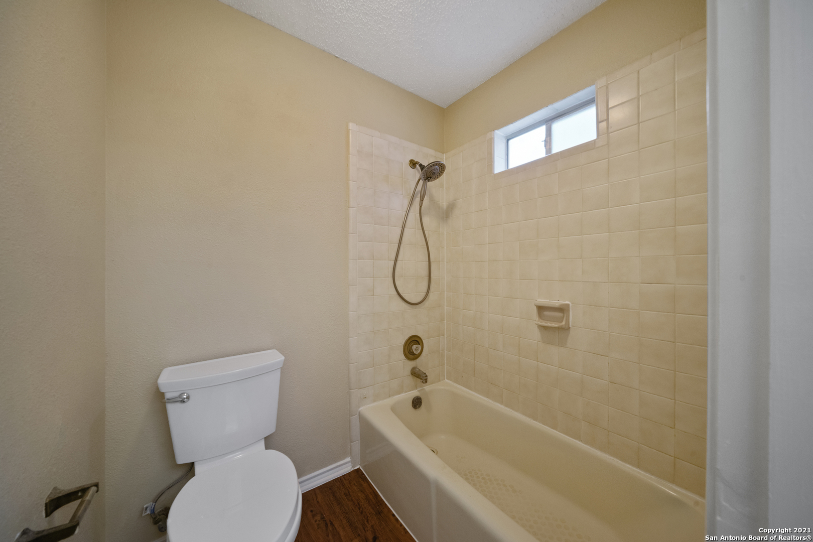 118 Golden Way Universal City TX 78148