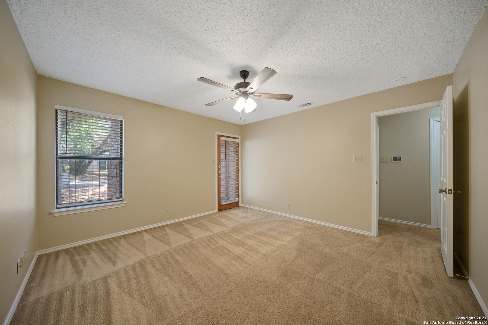 118 Golden Way Universal City TX 78148