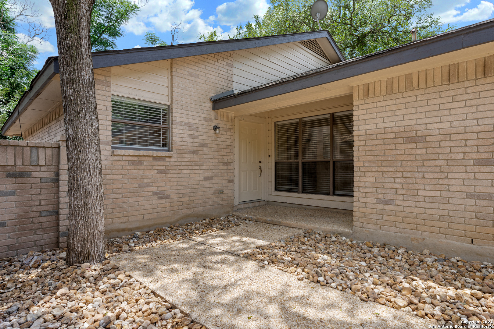 118 Golden Way Universal City TX 78148