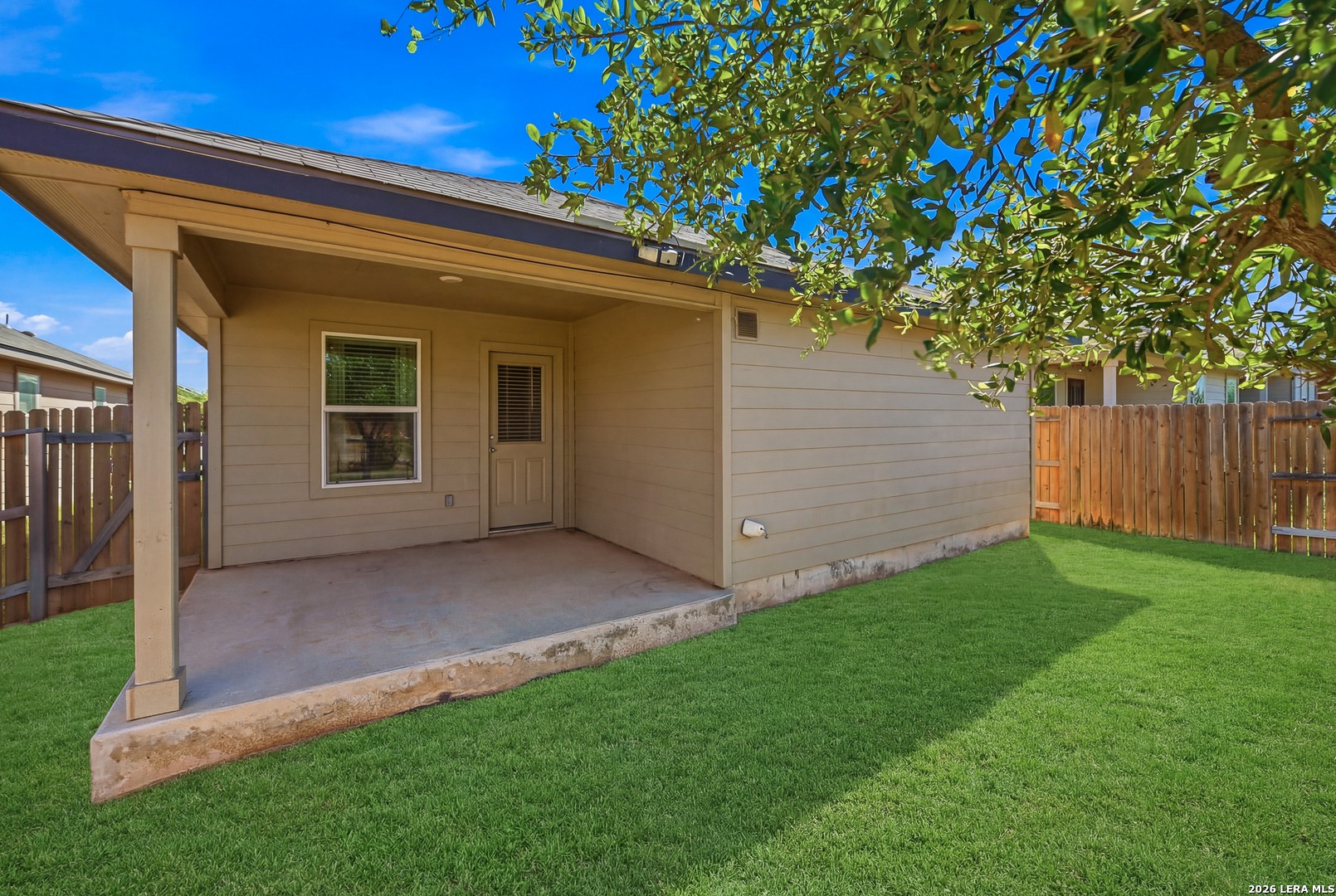 216 E Middle Green Loop Floresville TX 78114