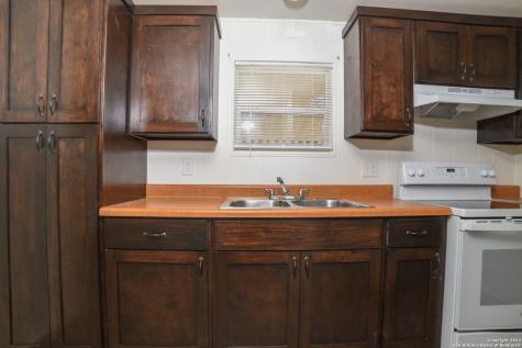 215 Greenlawn Avenue Pleasanton TX 78064