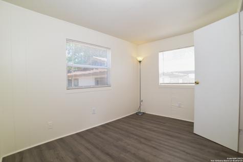 215 Greenlawn Avenue Pleasanton TX 78064