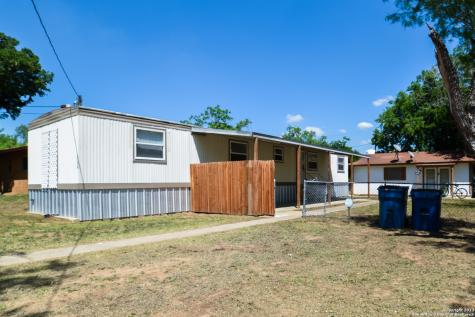 215 Greenlawn Avenue Pleasanton TX 78064
