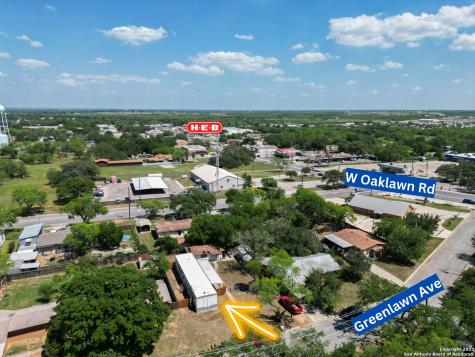 215 Greenlawn Avenue Pleasanton TX 78064