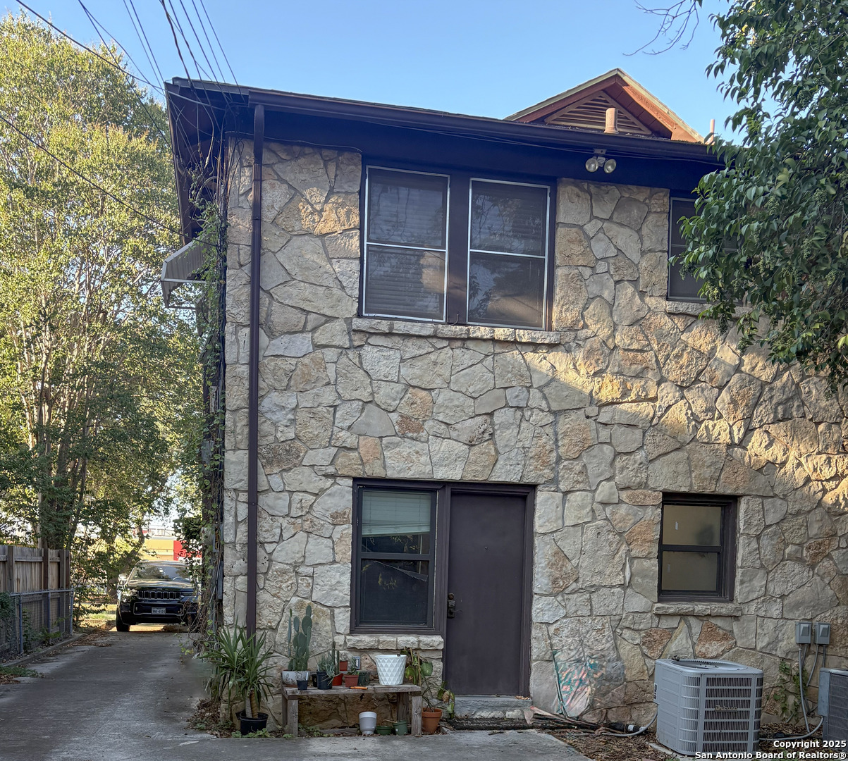 210 E Lullwood Avenue San Antonio TX 78212