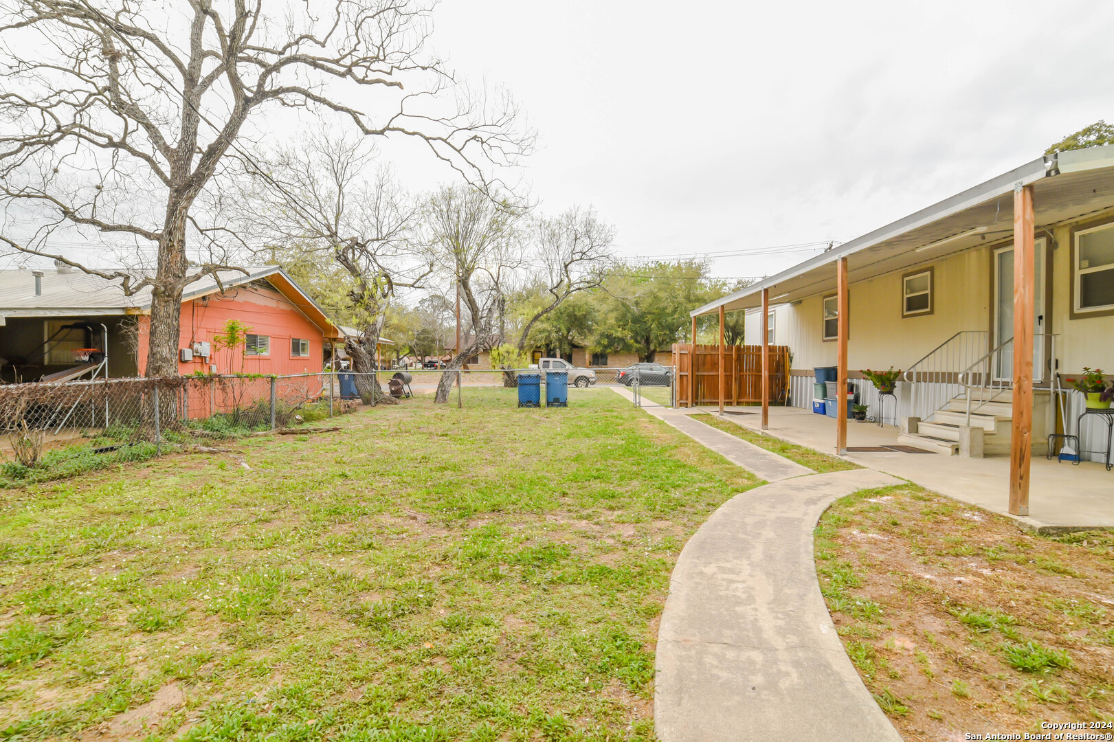 215 Greenlawn Avenue Pleasanton TX 78064