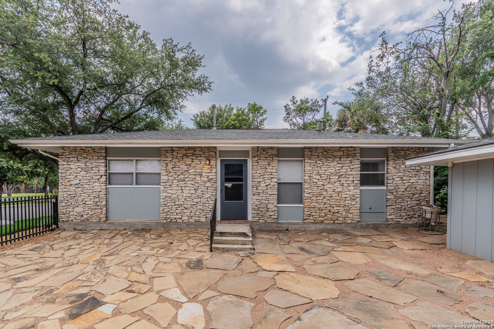 423 E Dewey Place San Antonio TX 78212