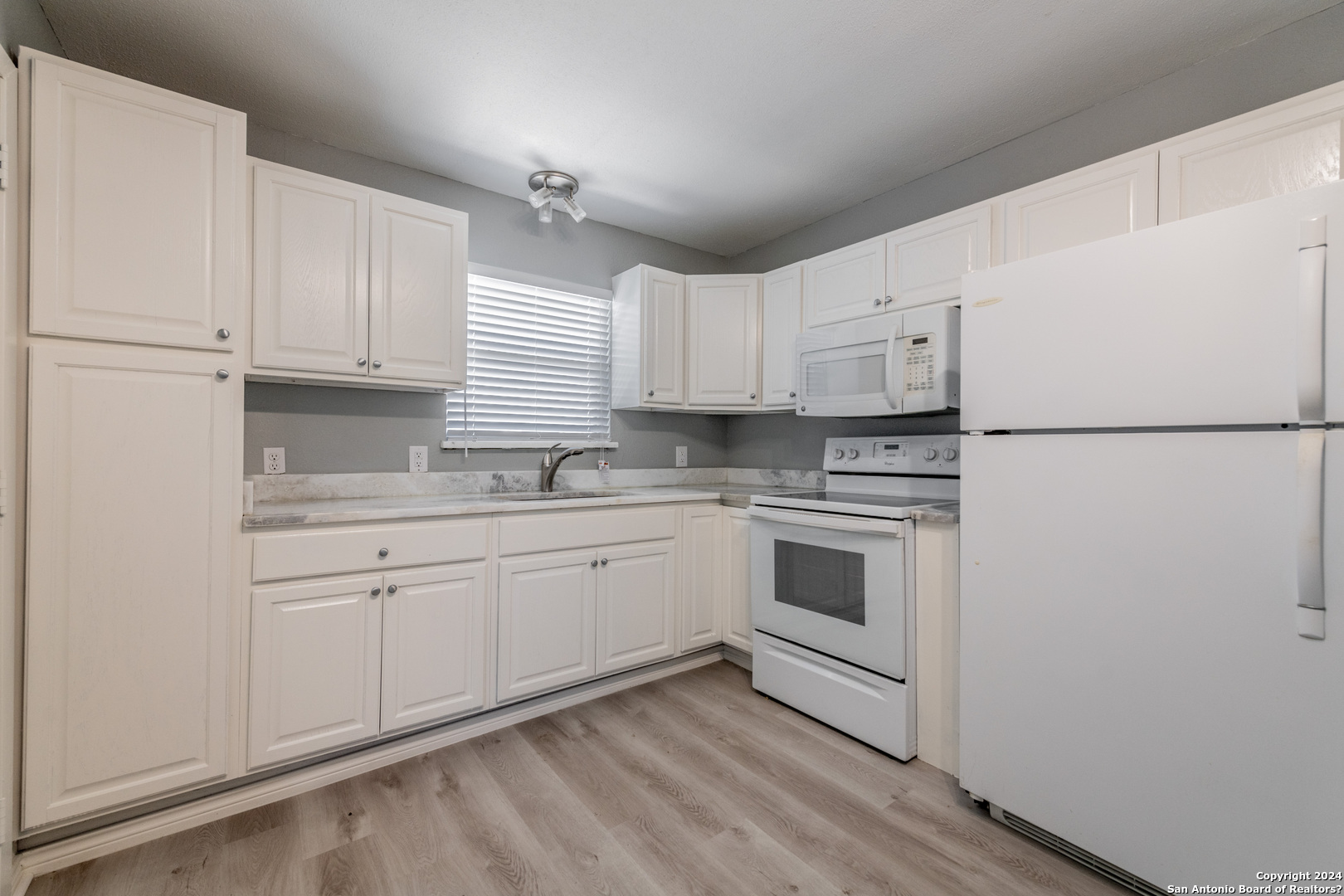 423 E Dewey Place San Antonio TX 78212