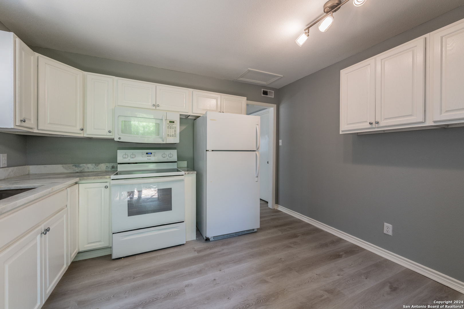 423 E Dewey Place San Antonio TX 78212