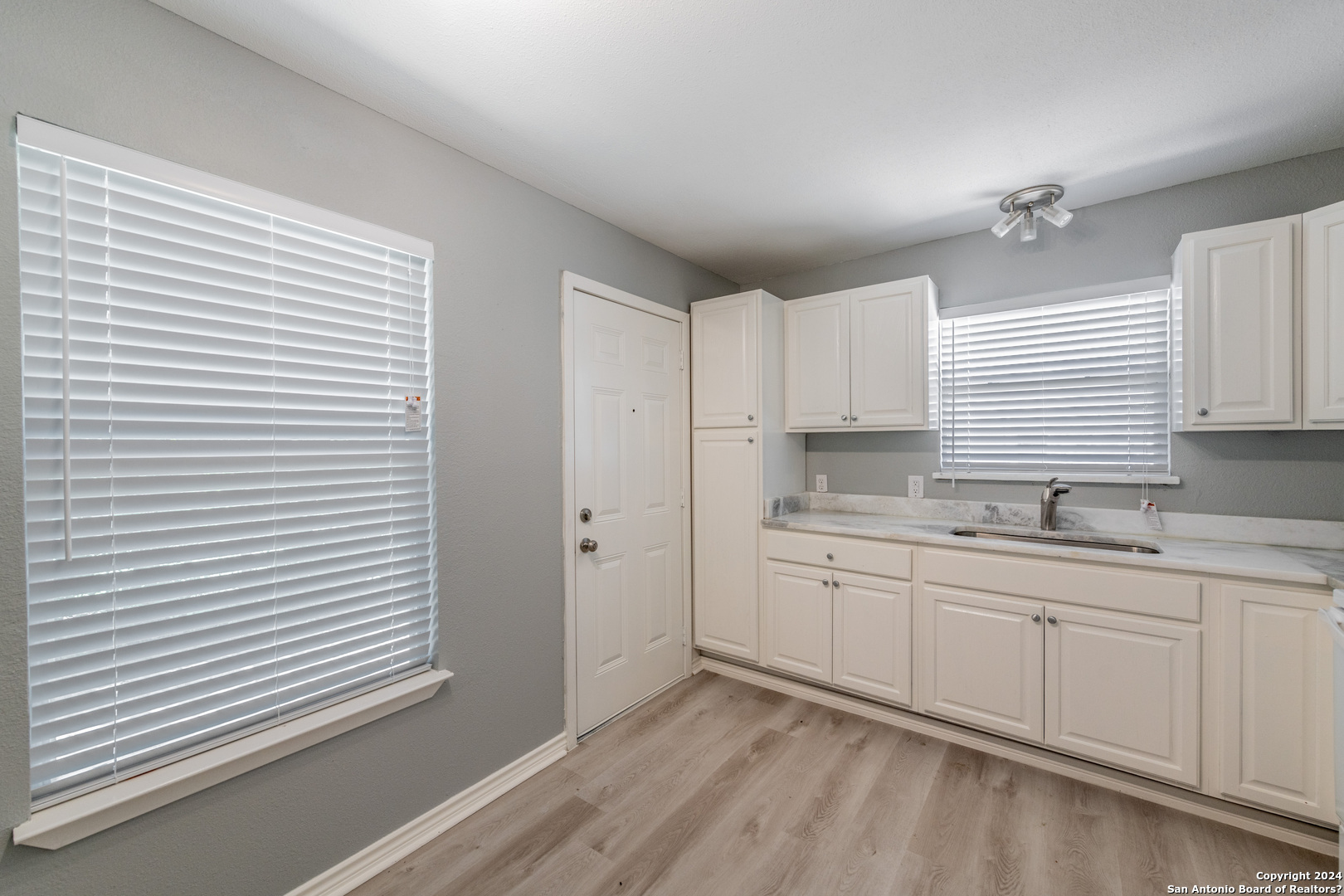 423 E Dewey Place San Antonio TX 78212