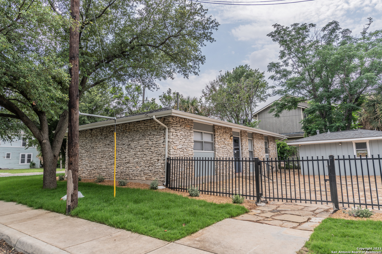 423 E Dewey Place San Antonio TX 78212