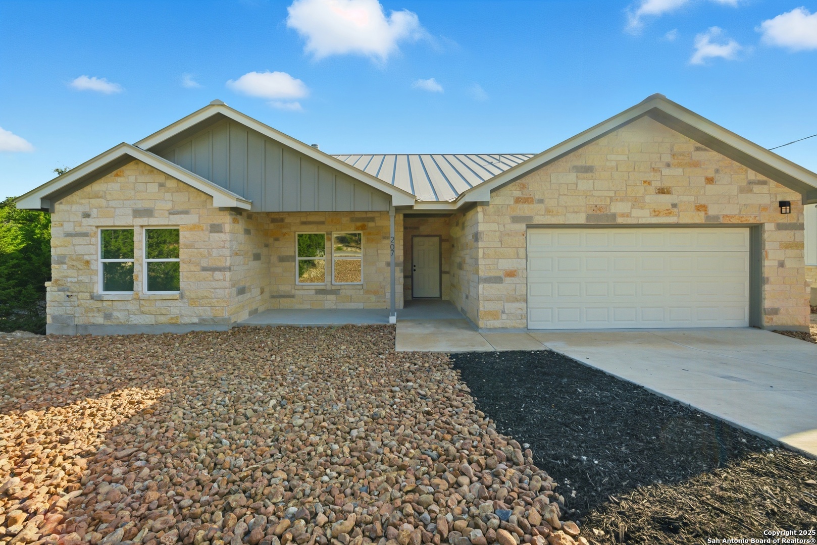 207 Deer Oaks Drive Lakehills TX 78063