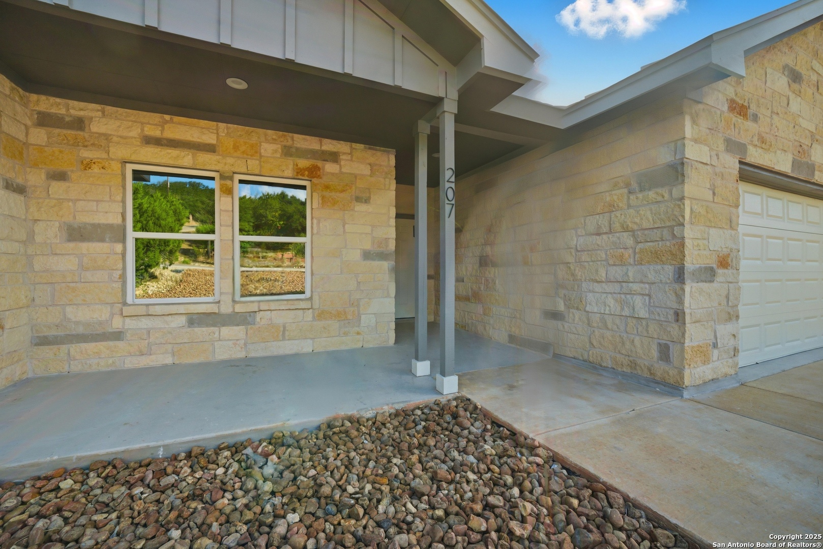 207 Deer Oaks Drive Lakehills TX 78063