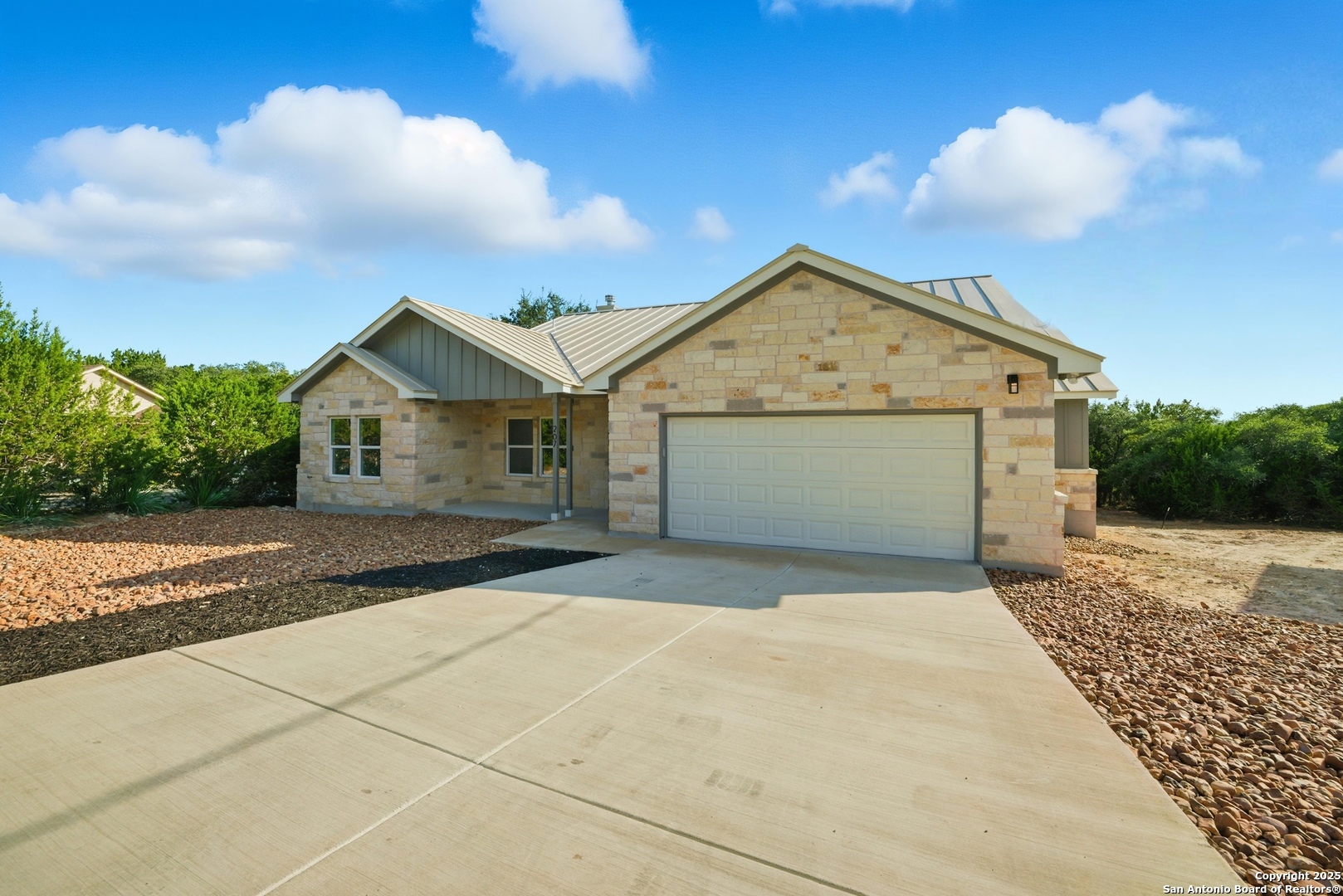 207 Deer Oaks Drive Lakehills TX 78063