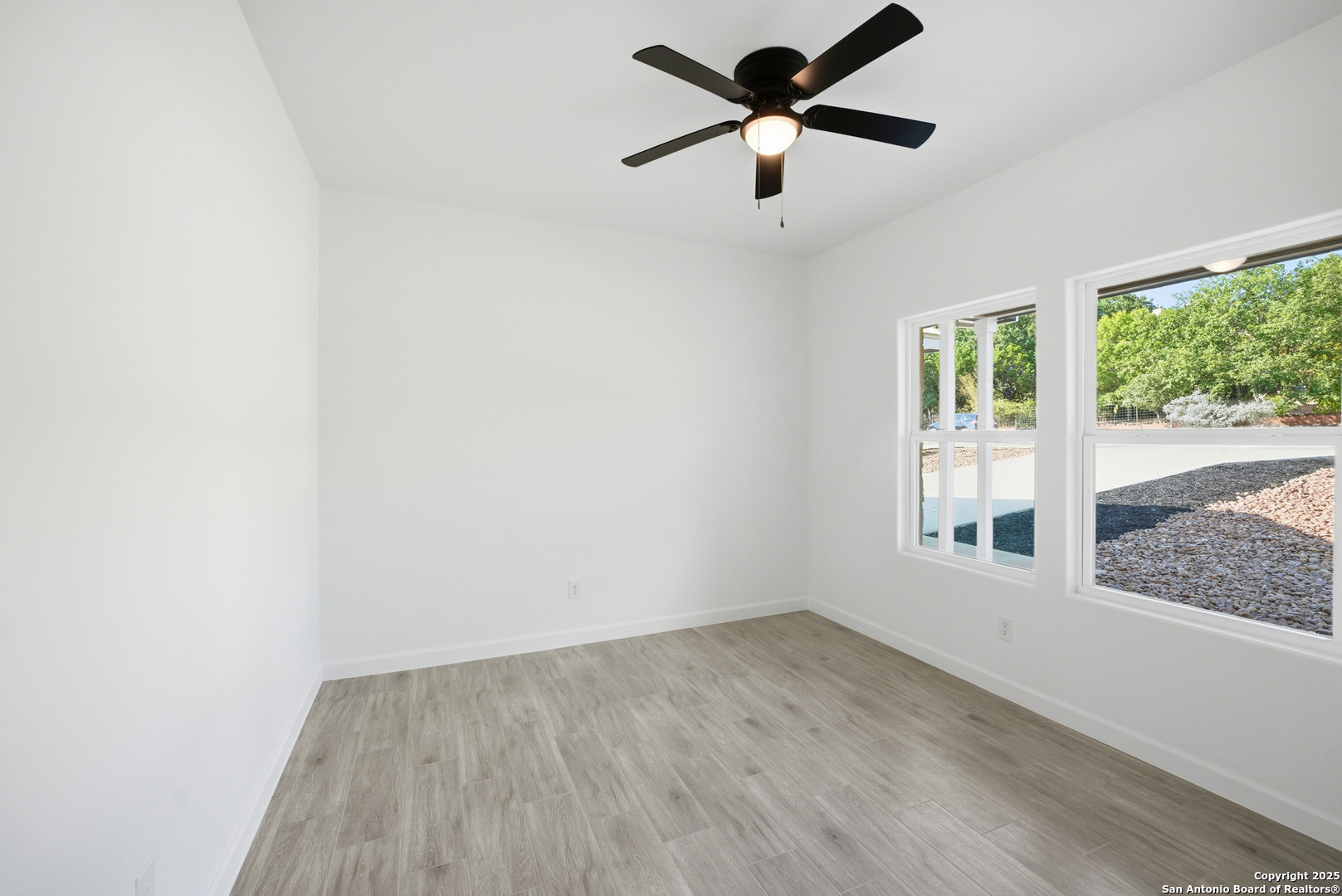 207 Deer Oaks Drive Lakehills TX 78063