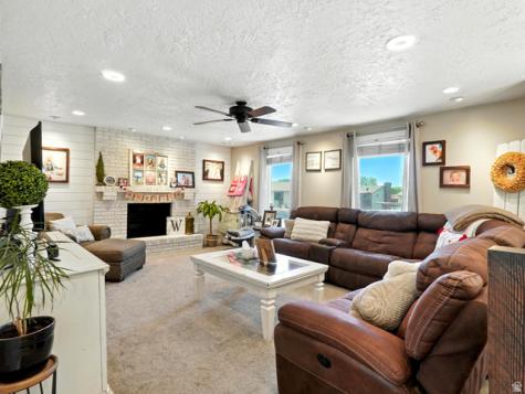 2802 W 4875 S Roy UT 84067