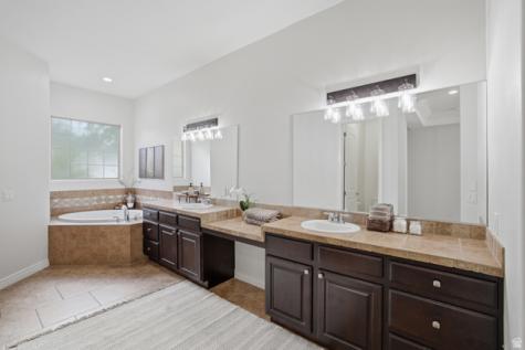 1872 S 20 E Washington UT 84780