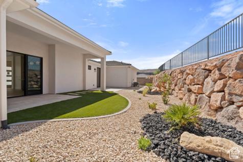1043 N Falcon View E Hurricane UT 84737
