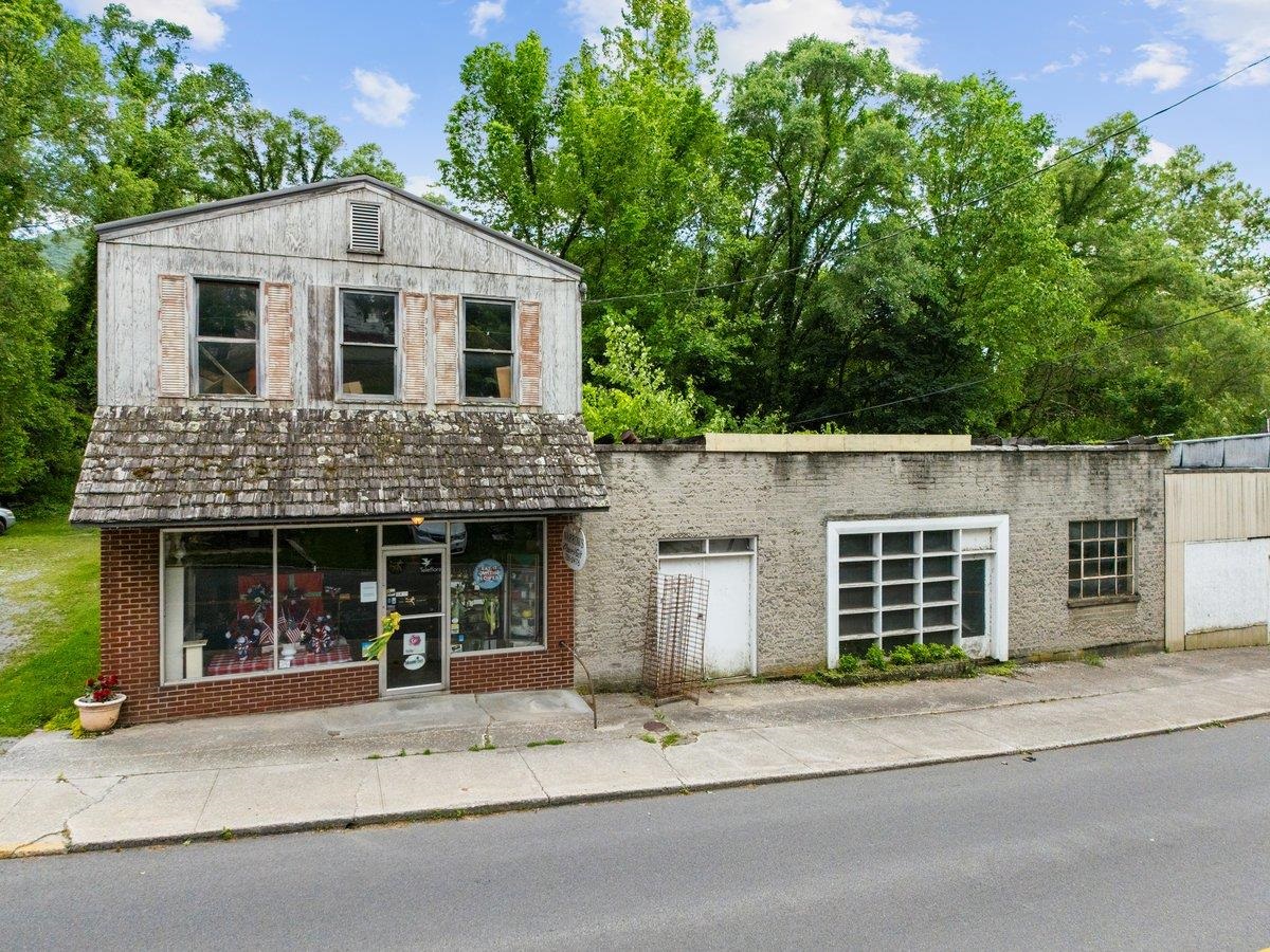 358 Main Street Narrows VA 24124