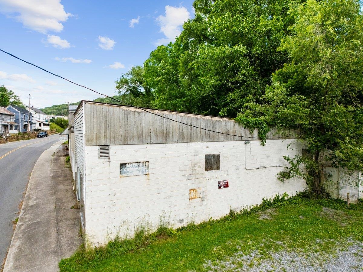 358 Main Street Narrows VA 24124