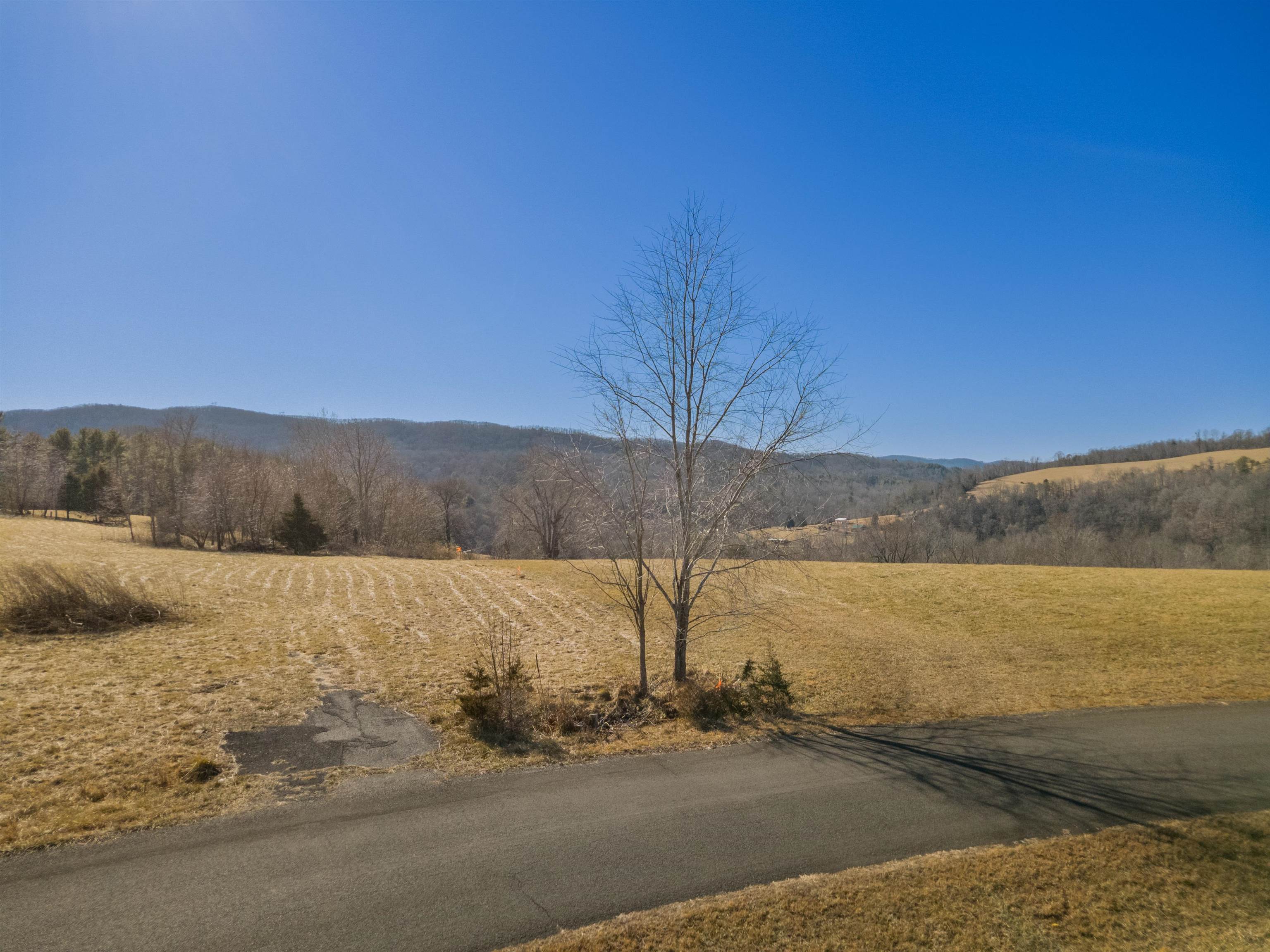 4272 Pleasure View Drive Hiwassee VA 24347