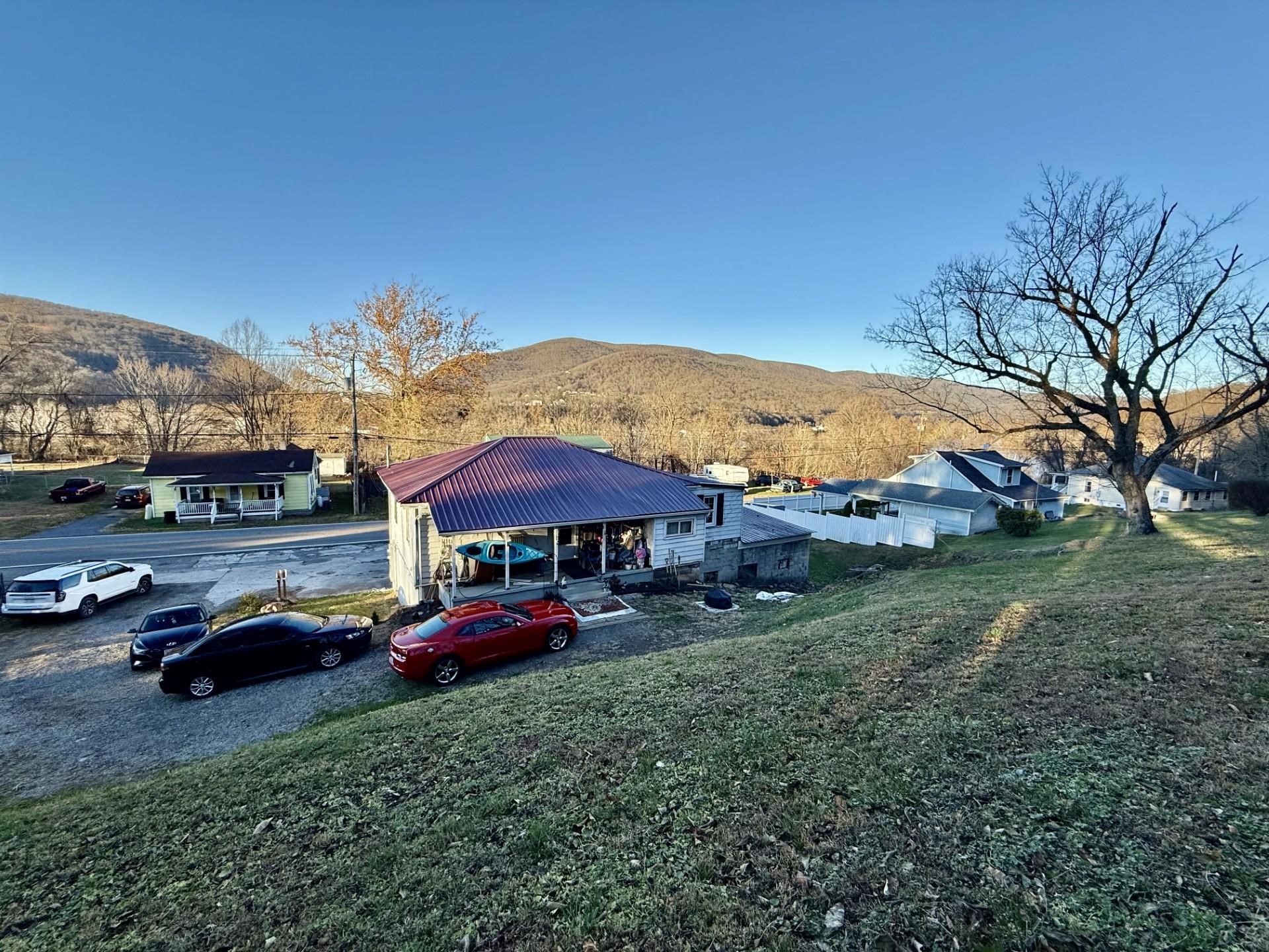 718 Main St Street E Narrows VA 24124