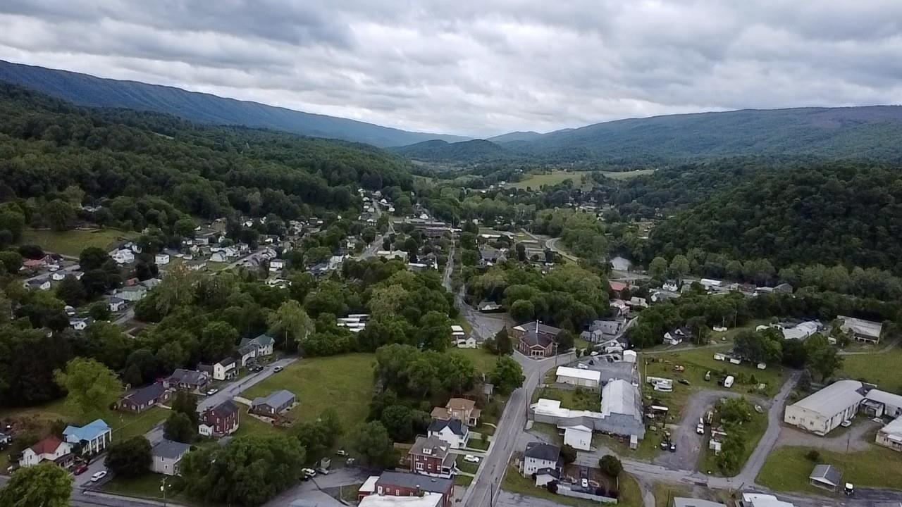 718 Main St Street E Narrows VA 24124