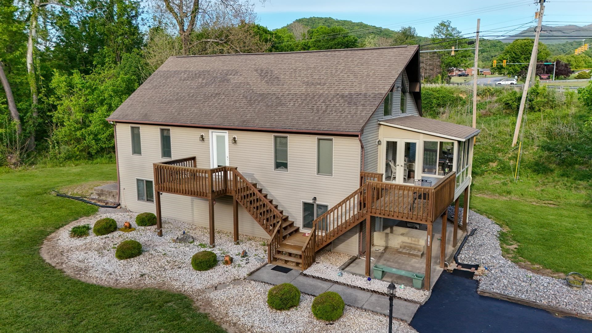 8796 Roanoke Road Elliston VA 24087