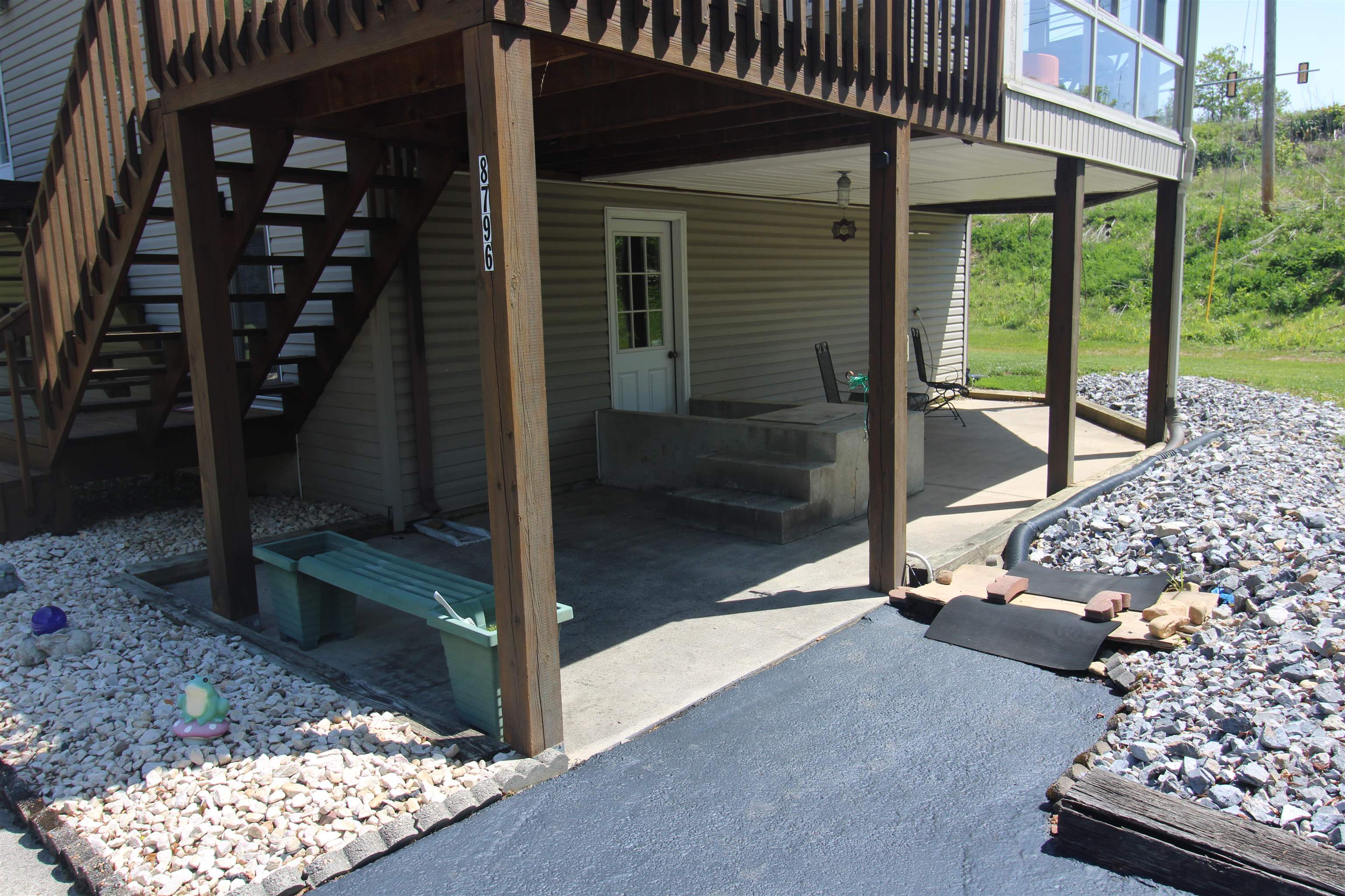 8796 Roanoke Road Elliston VA 24087