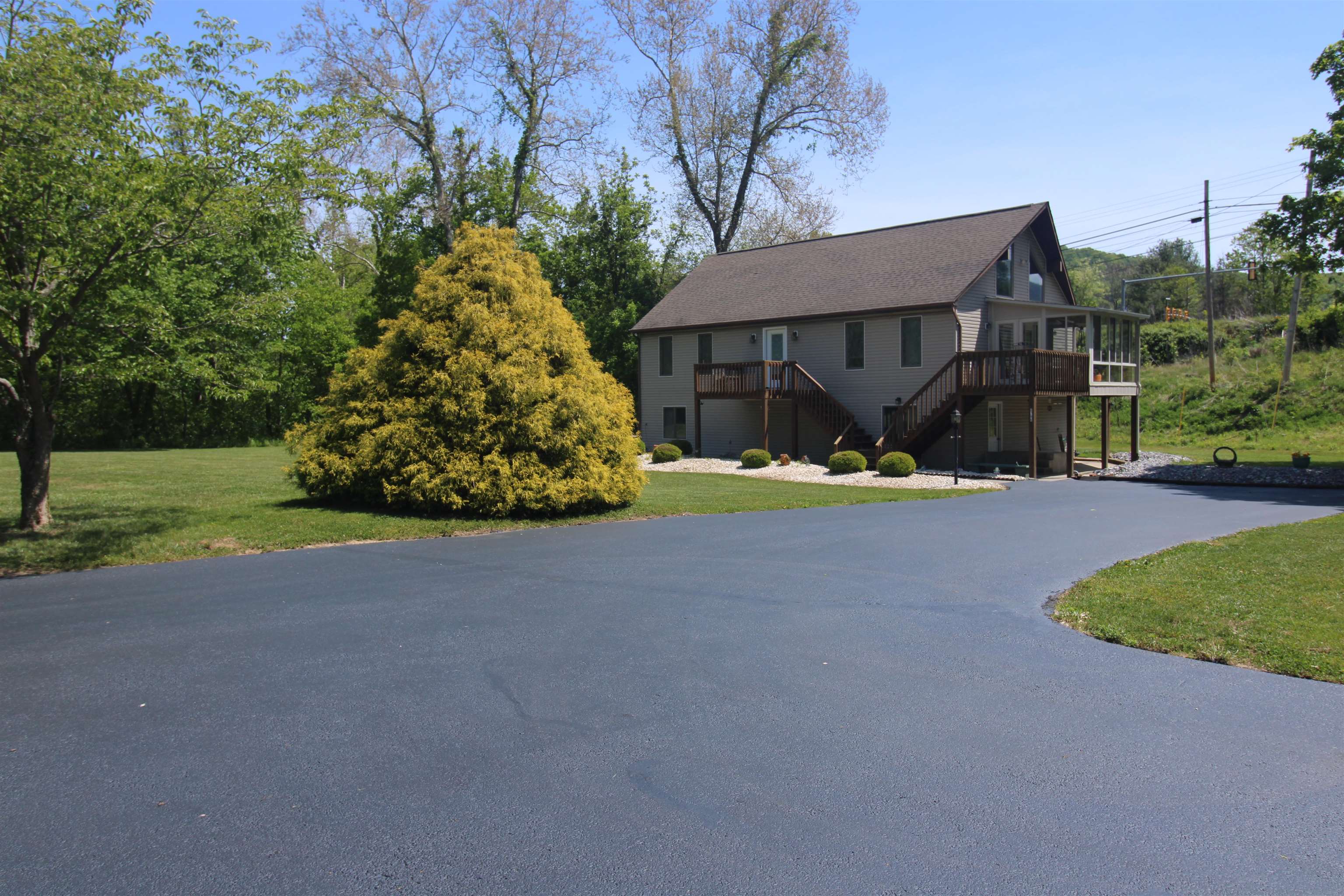 8796 Roanoke Road Elliston VA 24087
