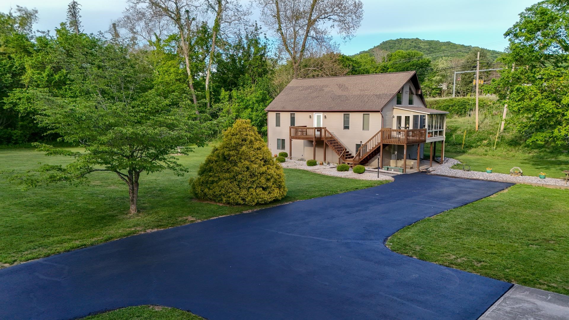 8796 Roanoke Road Elliston VA 24087